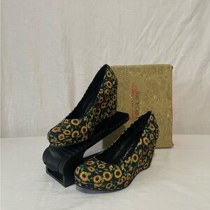 2/$36. AMERICAN RAG Sunflower Floral Print Wedges Black/Yellow/Green Size 10.5